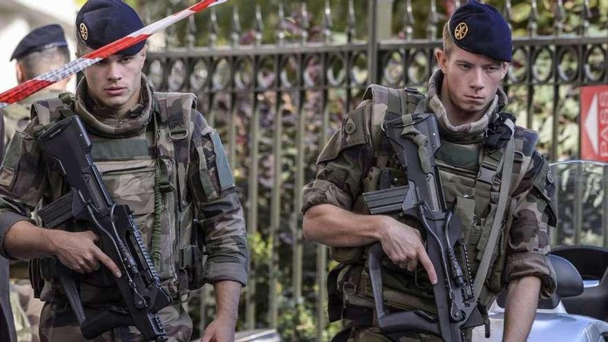 Militares franceses en el lugar del ataque. // Efe