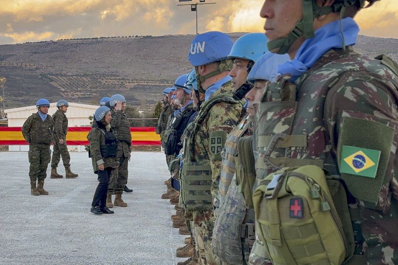 La ministra Robles visita a los soldados de la Brigada X en Líbano