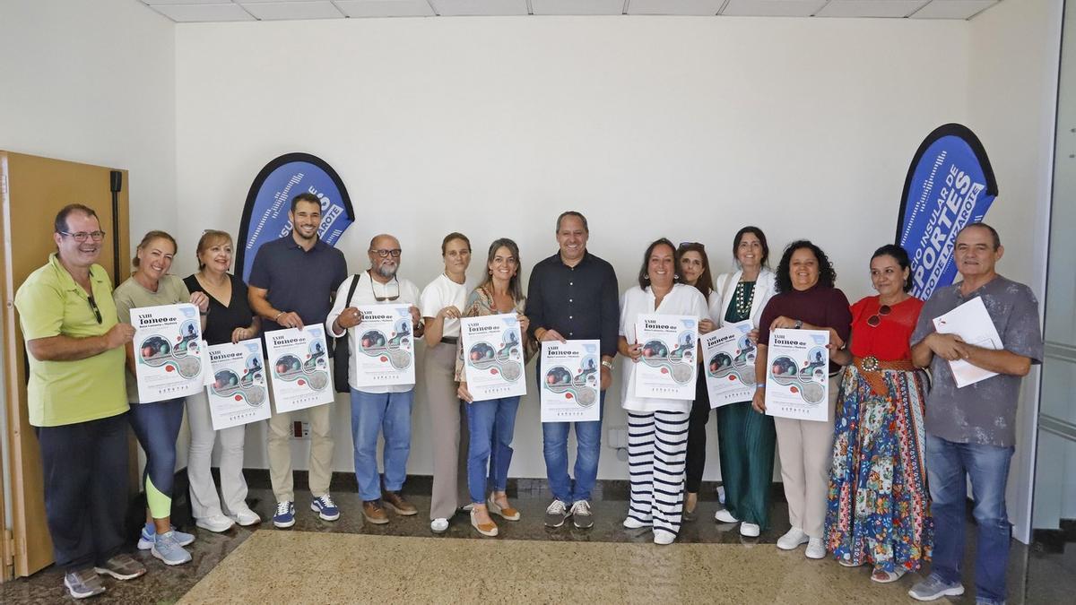 El consejero de Deportes del Cabildo de Lanzarote, Juan Monzón, en la reunión con los participantes.