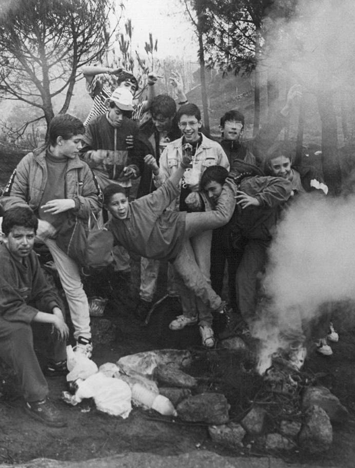Jóvenes en un magosto en Ourense en 1997