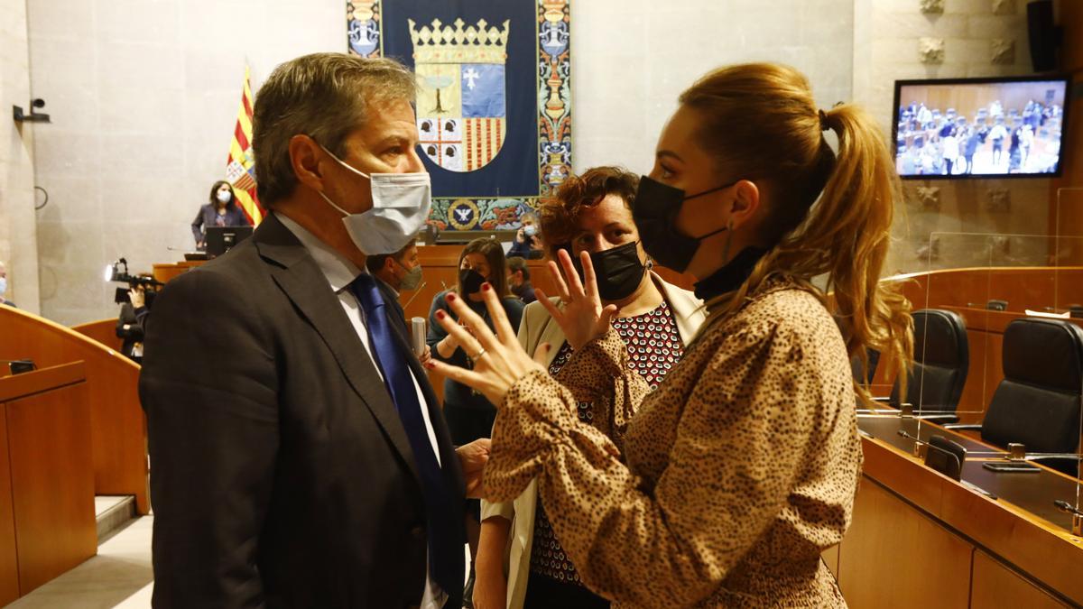 La consejera de Ciencia y Universidad, Maru Díaz, conversa con el portavoz de Cs, Daniel Pérez, en el pleno.