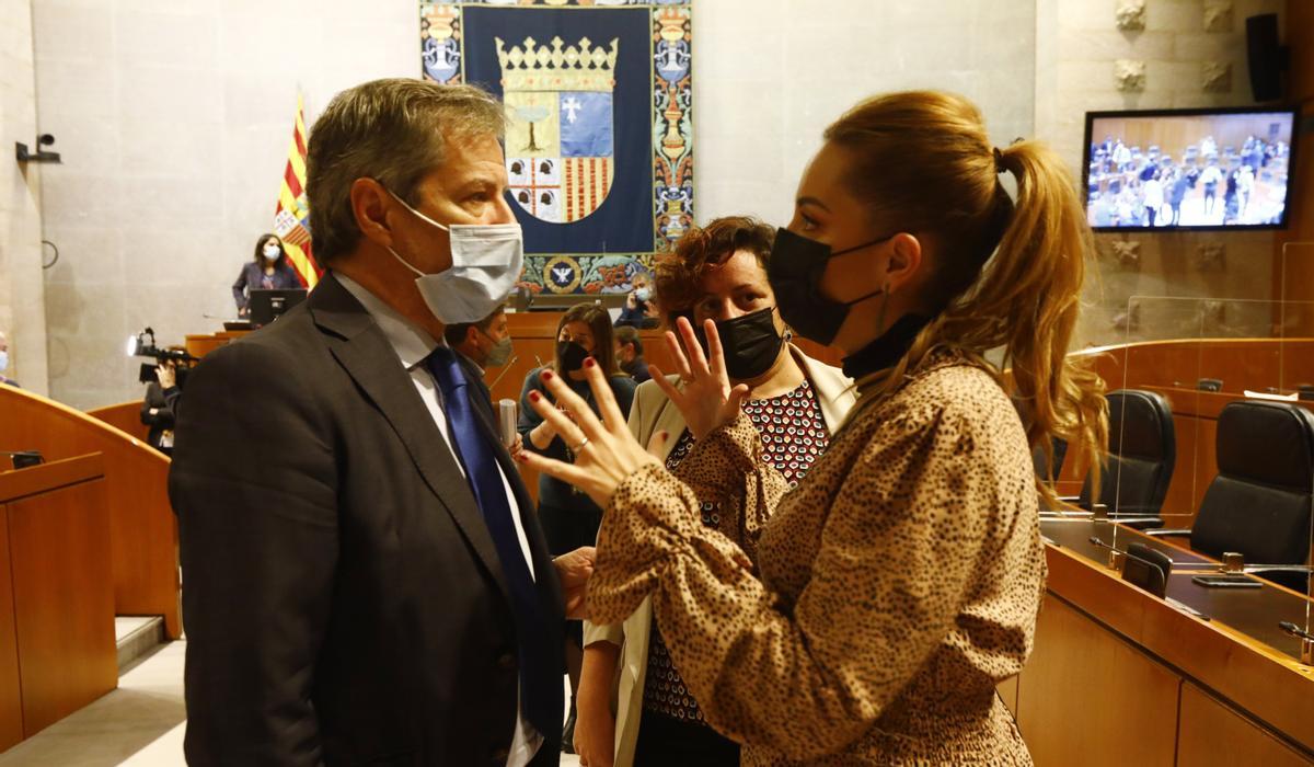 La consejera de Ciencia y Universidad, Maru Díaz, conversa con el portavoz de Cs, Daniel Pérez, en el pleno.