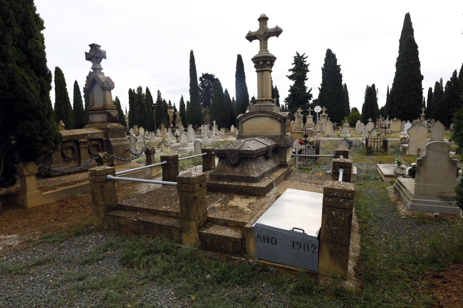 En imágenes | El cementerio de Zaragoza, un museo al aire libre que se engalana para el Día de Todos los Santos