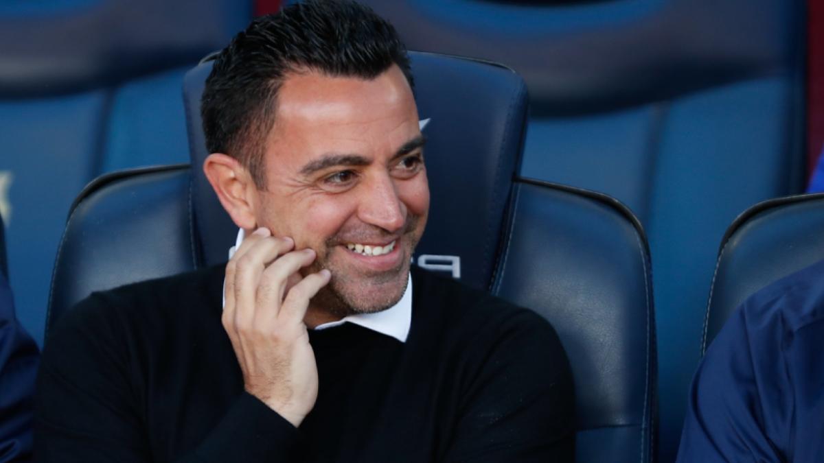 Xavi sonriendo antes de empezar el partido contra Osasuna