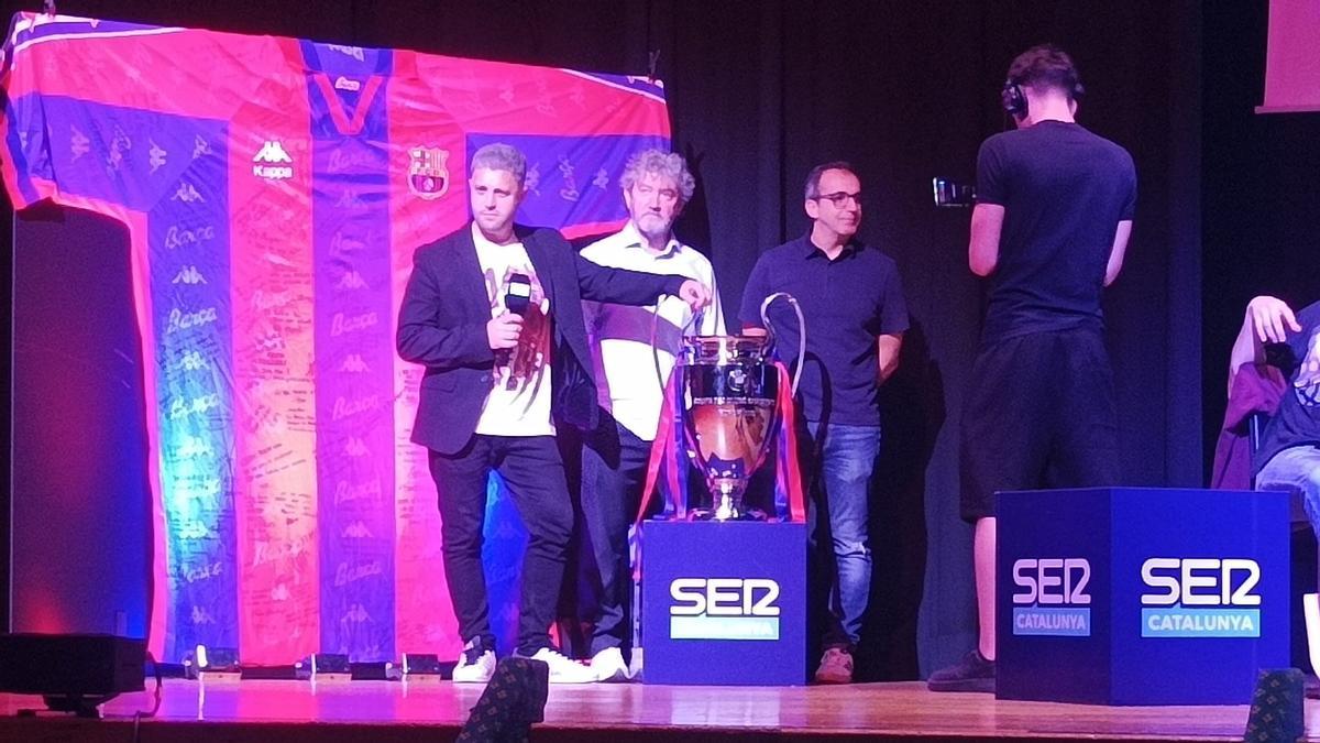 Sique Rodríguez, José Mari Bakero y Lluís Flaquer, junto al trofeo