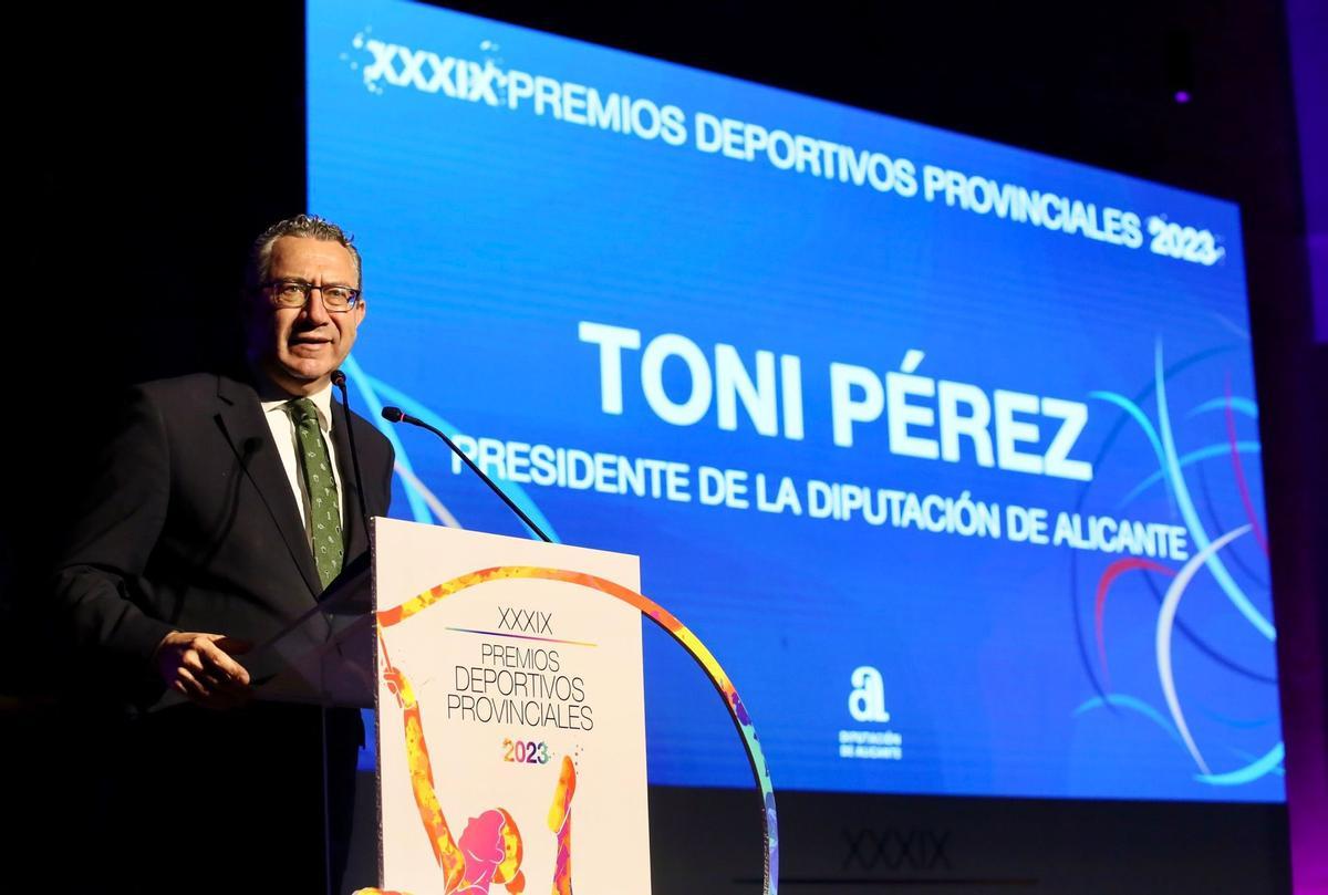 Toni Pérez presidiendo la gala