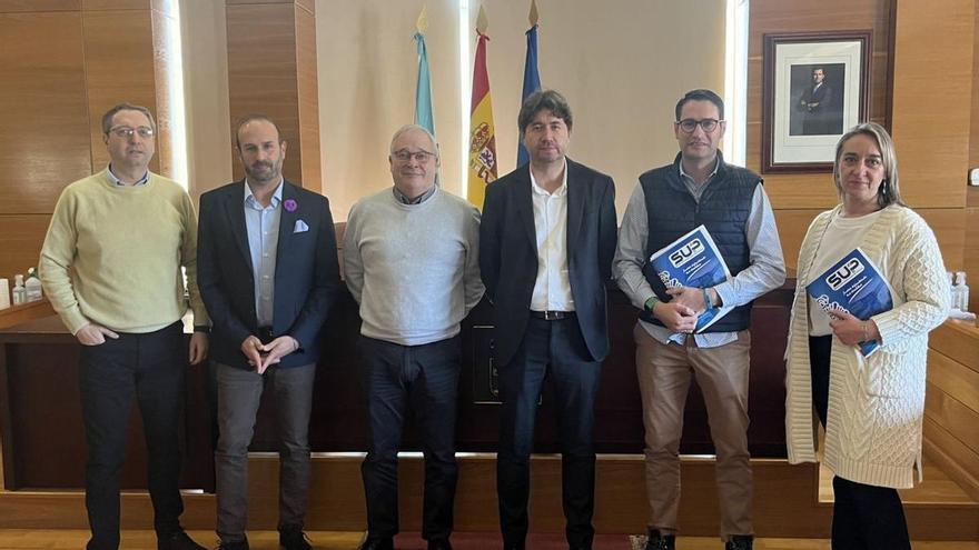 El secretario provincial del SUP, Abel Lobato; el secretario de relaciones institucionales, Jesús Vasconcellos; el edil de Seguridad, José María Sánchez Novo; el alcalde, Carlos Calvelo; el secretario general de Galicia, Roberto González; y la secretaria de organización en la provincia, Mónica Tomé. |   // L.O.