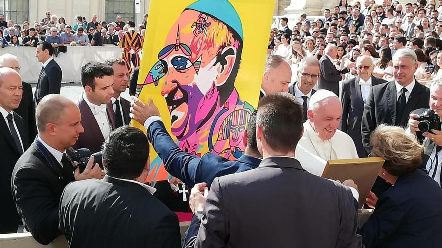 El papa Francisco recibe los cuadros del artista mallorquín José Luis Mesas