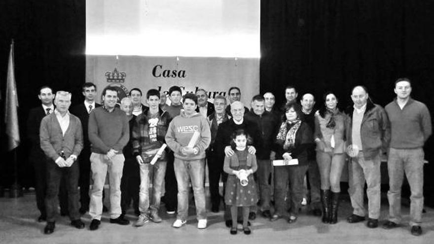 La iglesia de Cangas y Claudia Otero Peri ganan  el XII Concurso de belenes del concejo