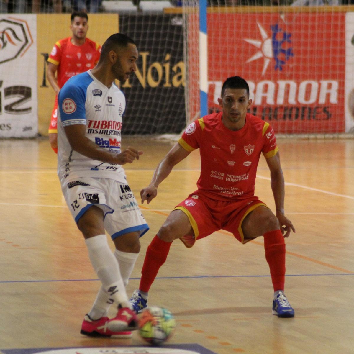 Arnaldo Báez presiona a Attos, en el partido del Córdoba Futsal en Noia.