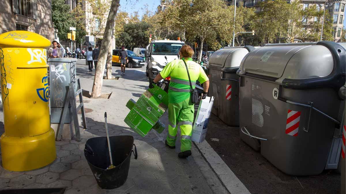 Recogida de basuras junto a unos contenedores en una calle del centro de Barcelona