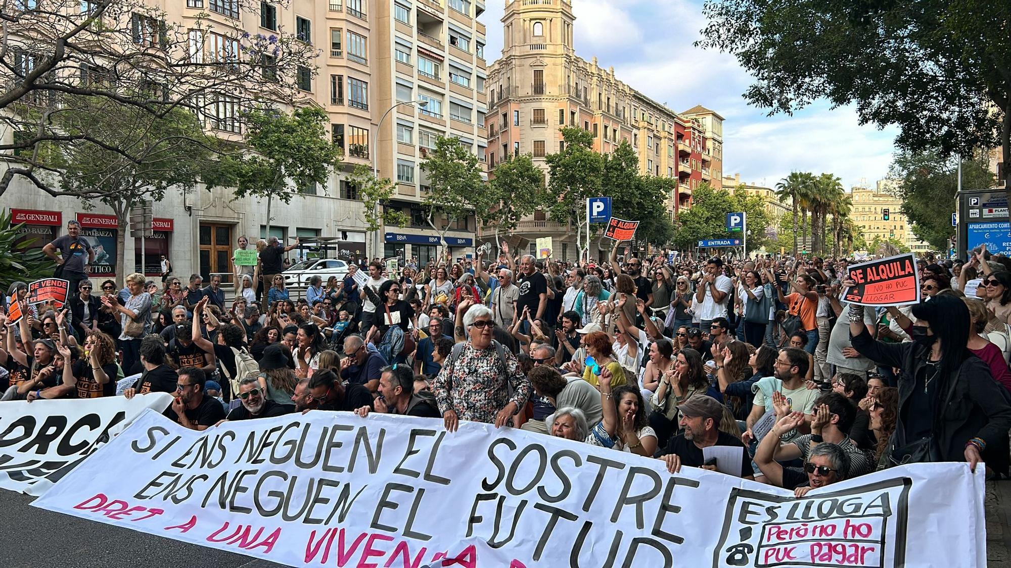 Las imagenes de la manifestación por el derecho a la vivienda y contra la masificación turística