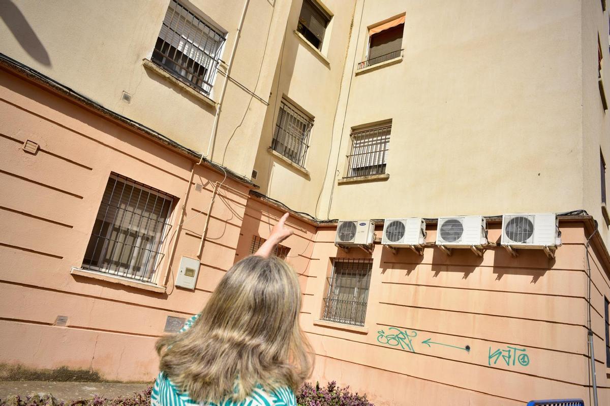 Una vecina señala el bloque de pisos afectado, en la calle Antonio Ayuso Casco.