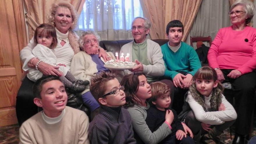 Joana Prats Mayans, con su familia y una tarta en su 106 cumpleaños el pasado 17 de febrero.
