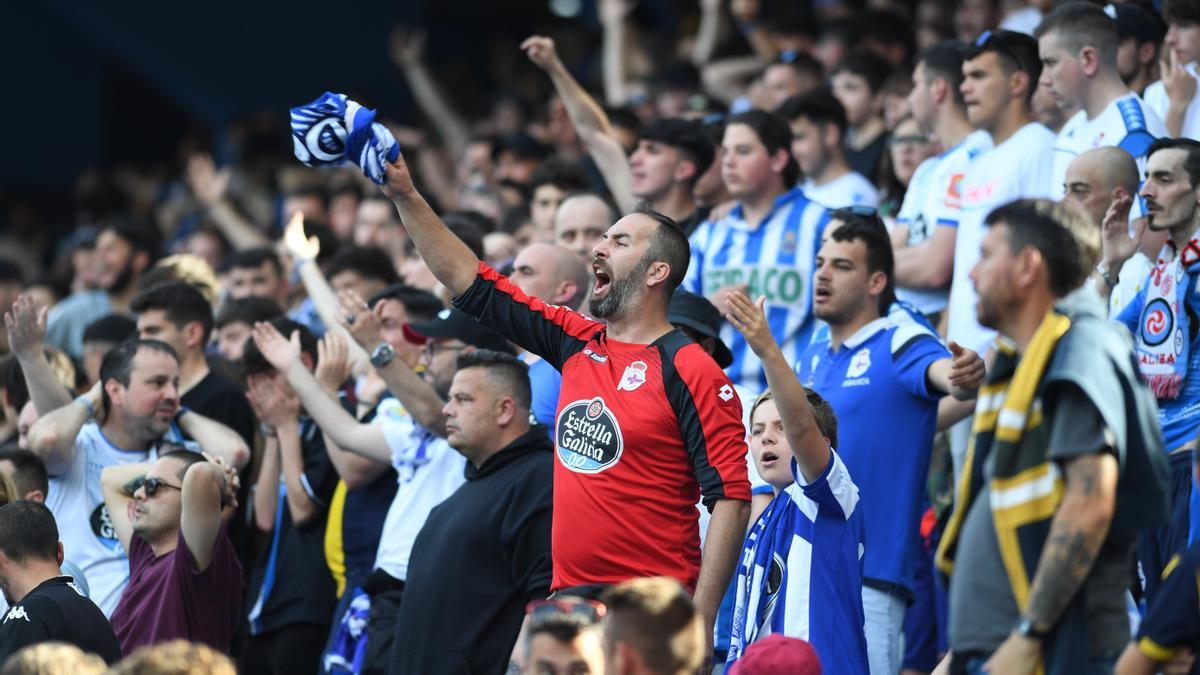 Aficionados blanquiazules durante el Deportivo-Unionistas