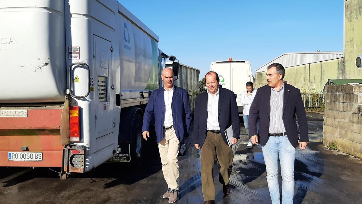 El presidente de Sogama, Javier Domínguez Lino (en el centro), en una visita a la planta de A Portela en el año 2022.