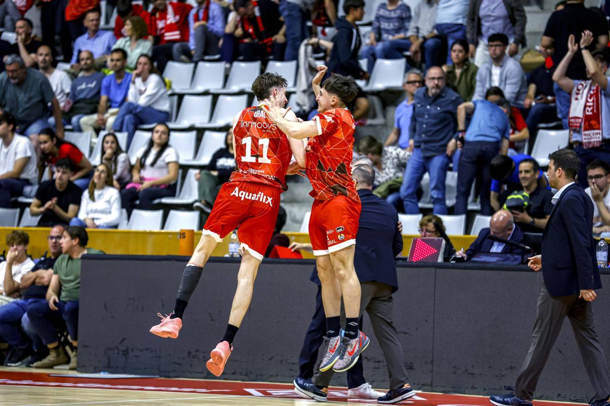 Les millors fotos de la celebració de la permanència del Baxi Manresa a Fontajau