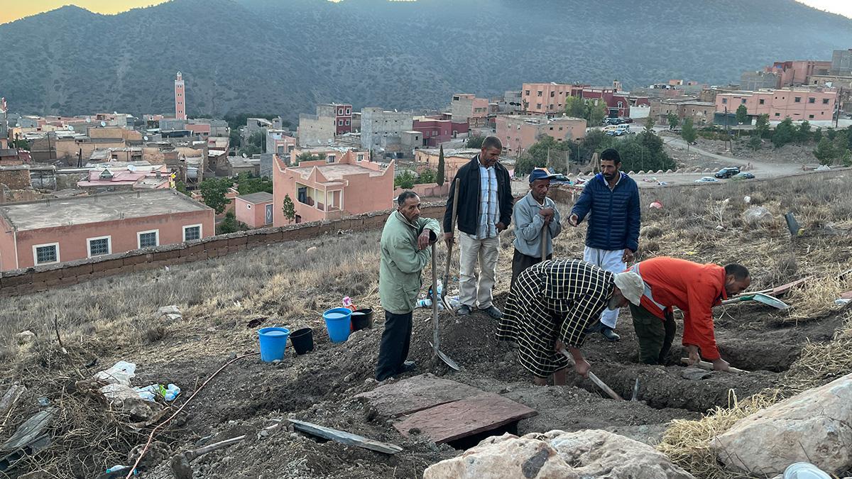Unos vecinos de la localidad marroquí de Moulay Brahim cavan tumbas para las víctimas del terremoto del pasado viernes.