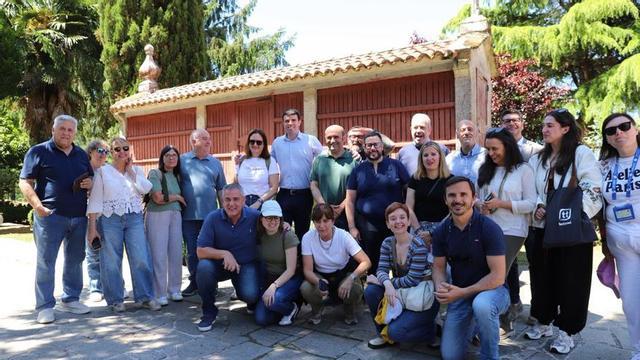 El grupo de participantes junto al alcalde, Gonzalo Louzao.