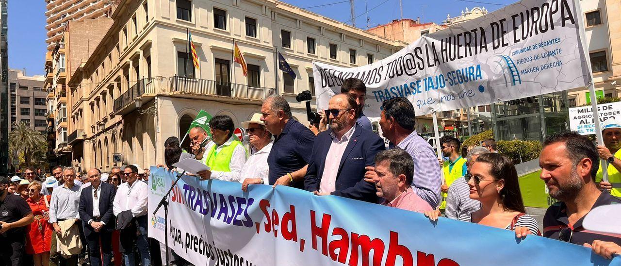 Los organizadores de la concentración en Alicante, frente a los manifestantes.