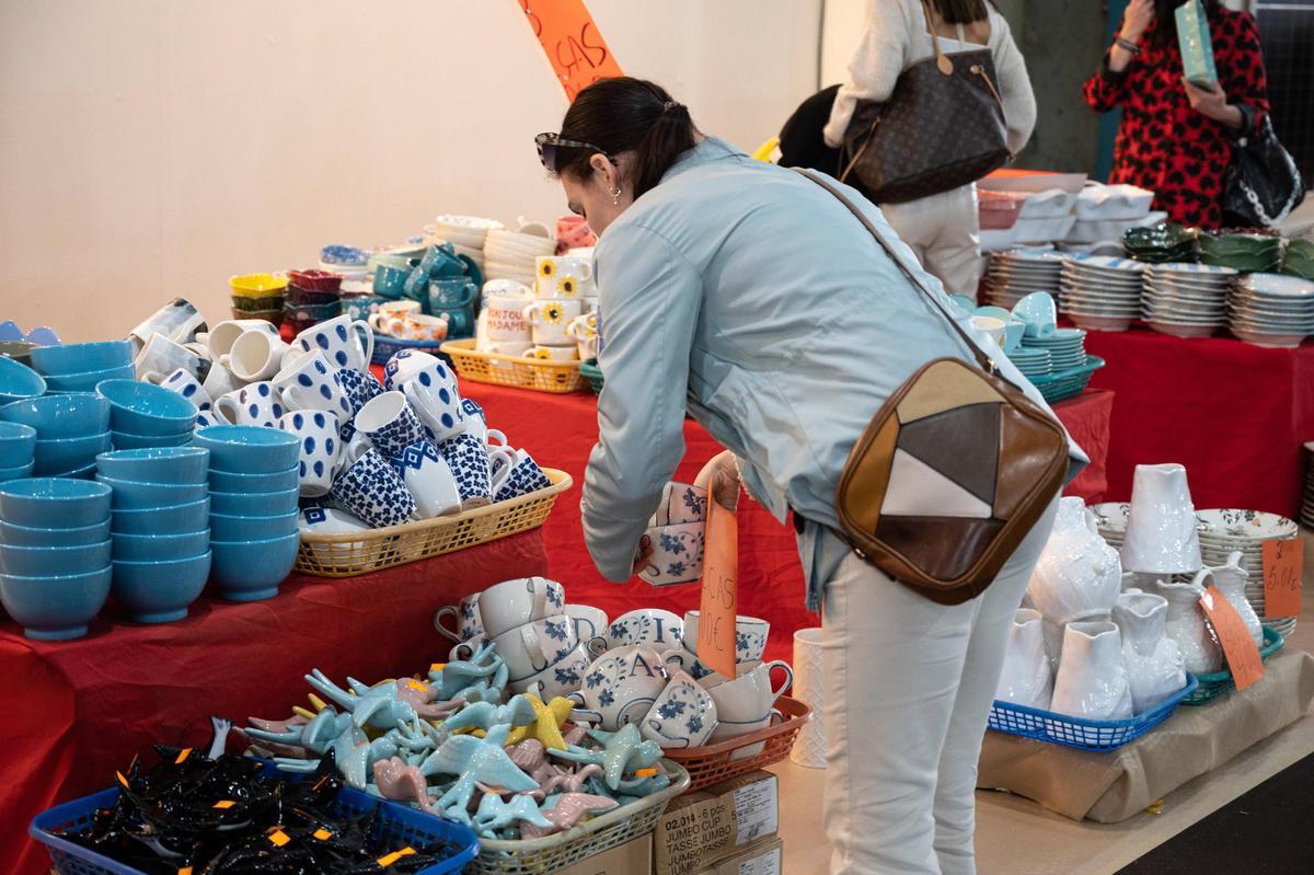 Una mujer observa el puesto de loza portuguesa que estuvo el año pasado en la Feria del Mueble y la Decoración.