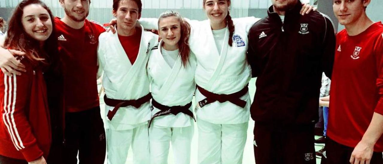 Los representantes del Judo Avilés, en Amurrio.