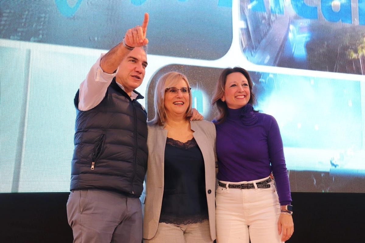 Elías Bendodo, con la alcaldesa y candidata del PP en Fuengirola, Ana Mula, y Patricia Navarro.