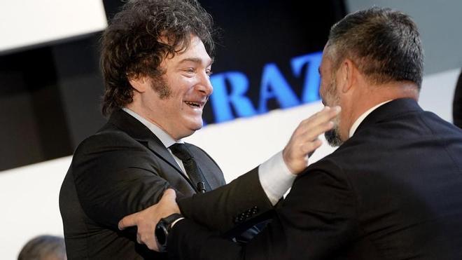 Bany de masses amb ‘selfies’ d’Abascal