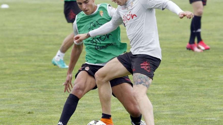 Rachid y Mandi disputan el balón durante el entrenamiento de ayer.