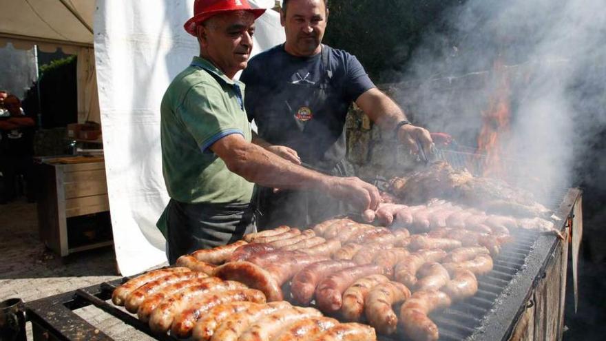 La Carriona remata sus fiestas con una concurrida comida popular