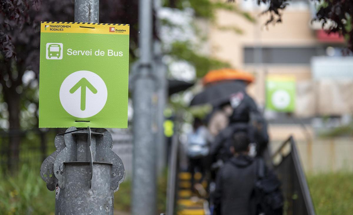 Cartel que señala dónde está el bus que desde Montcada Ripollet va hacia Fabra i Puig, en Barcelona