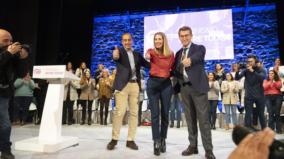 Rafael Mateos, María Guardiola y Alberto Núñez Feijóo este lunes en Cáceres.