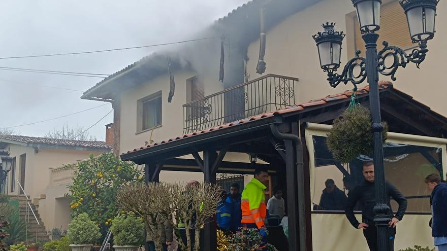 Pedían auxilio desde la ventana: rescatan en Llanera a una madre y su hijo atrapados por un incendio en su casa