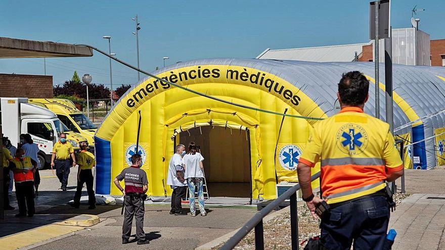 Instalación de emergencia ante el Hospital Universitario Arnau de Vilanova de Lleida, ayer.