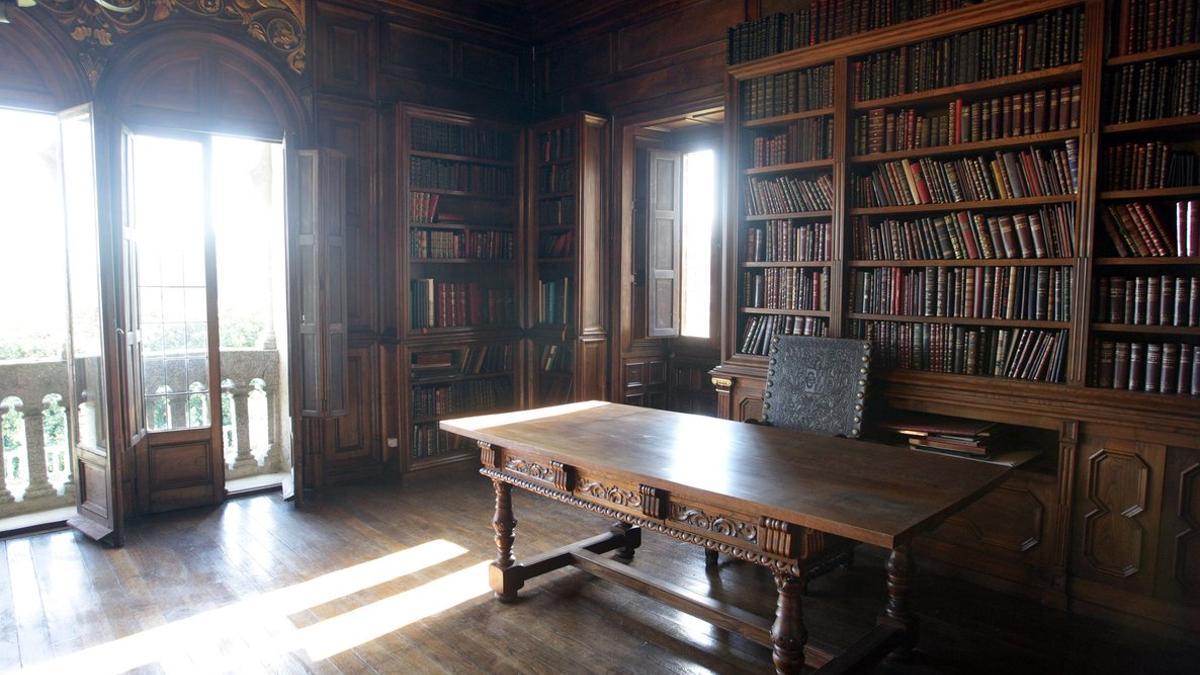 La biblioteca de Emilia Pardo Bazán en el pazo de Meirás.