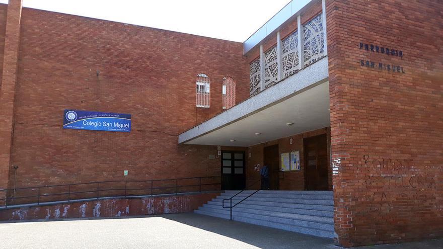 Entrada del colegio de Gijón en el que ha surgido el escándalo // LNE