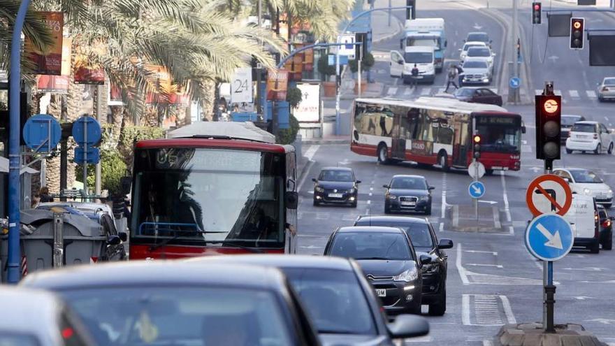 Dos autobuses circulan por la avenida Alfonso El Sabio en una imagen de archivo.