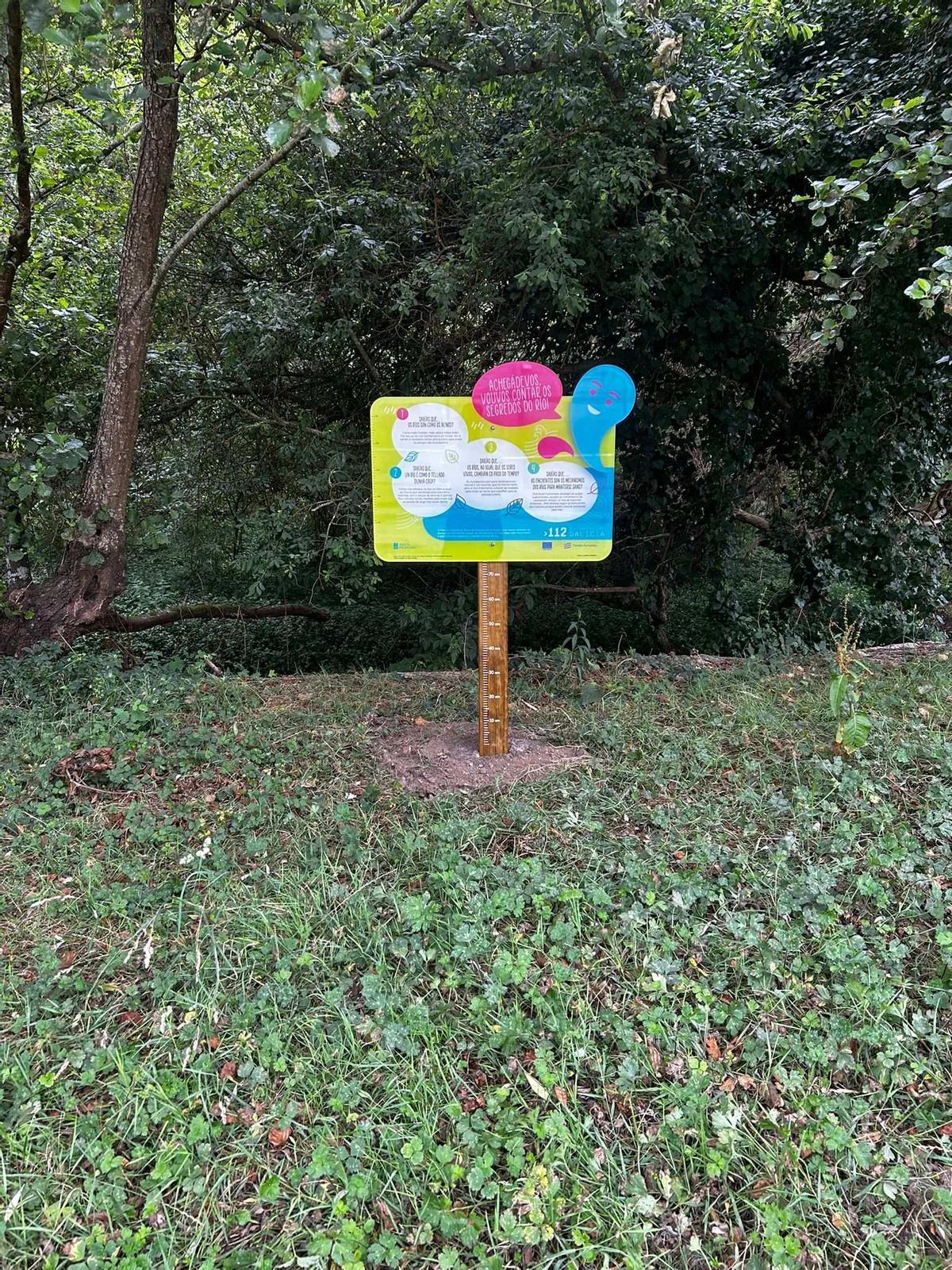 Otro de los carteles instalados en Cangas.
