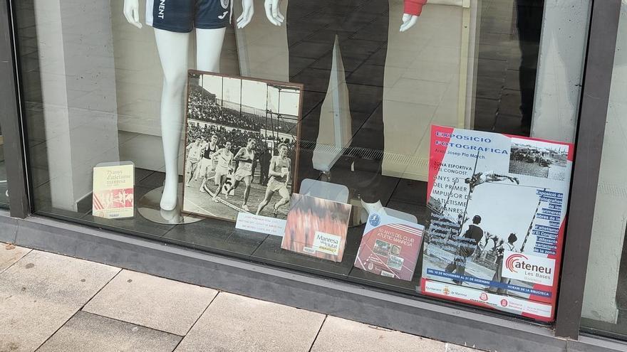 Aparador amb elements de la mostra, a l'Ateneu