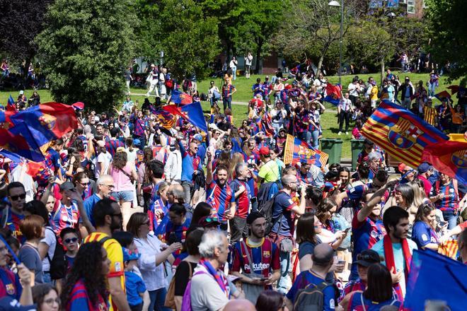 ¡Locura en Bilbao! Miles de aficionados y ambientazo en la fan zone del Barça