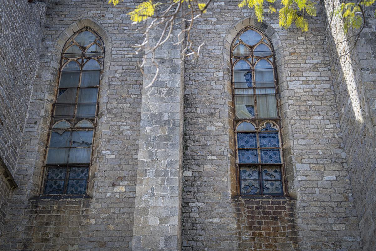 Vista interior de los vitrales rotos de la fachada Noroeste del monasterio