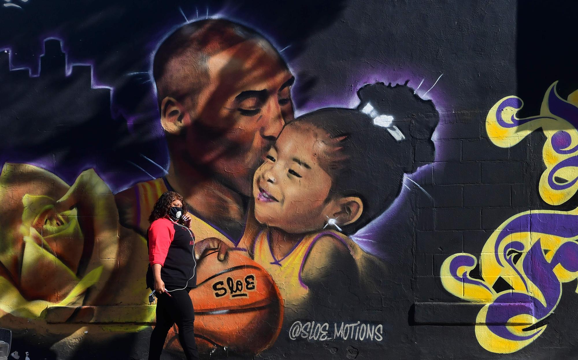 Uno de los múltiples murales en homenaje a Kobe Bryant en Los Ángeles