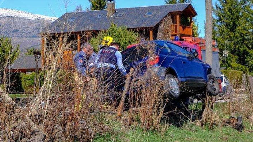 Un cotxe xoca amb un arbre a Guils de Cerdanya