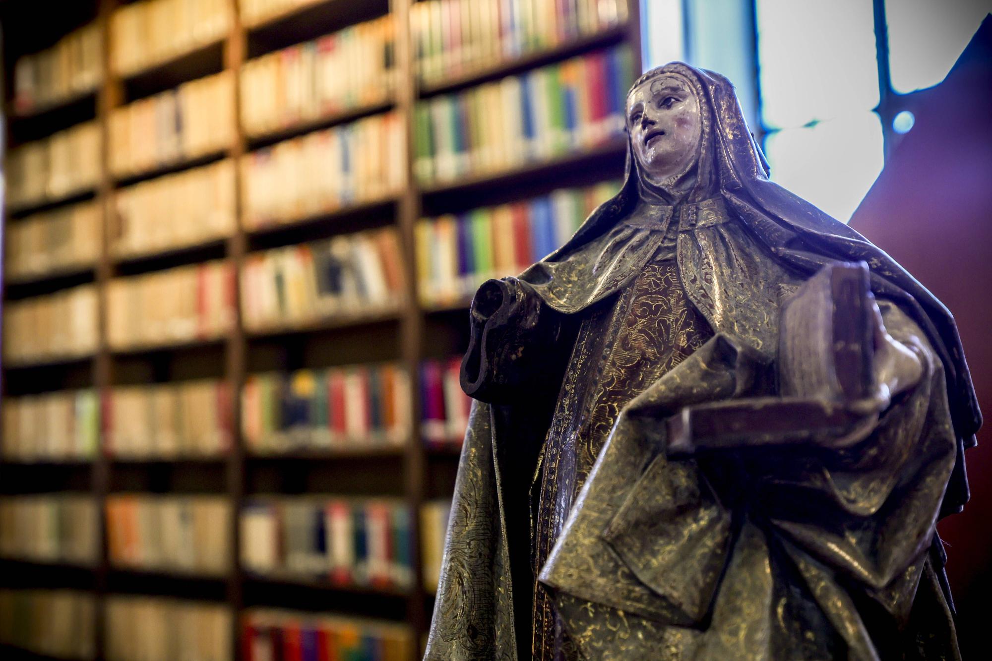 La muestra consta de 17 textos del fondo de su biblioteca relacionadas con otras tantas piezas del Museo de la Iglesia