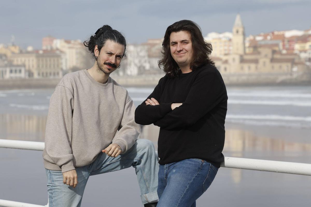 Ale de Miguel (izquierda) y Jano Díaz, en el Muro de la playa de San Lorenzo.