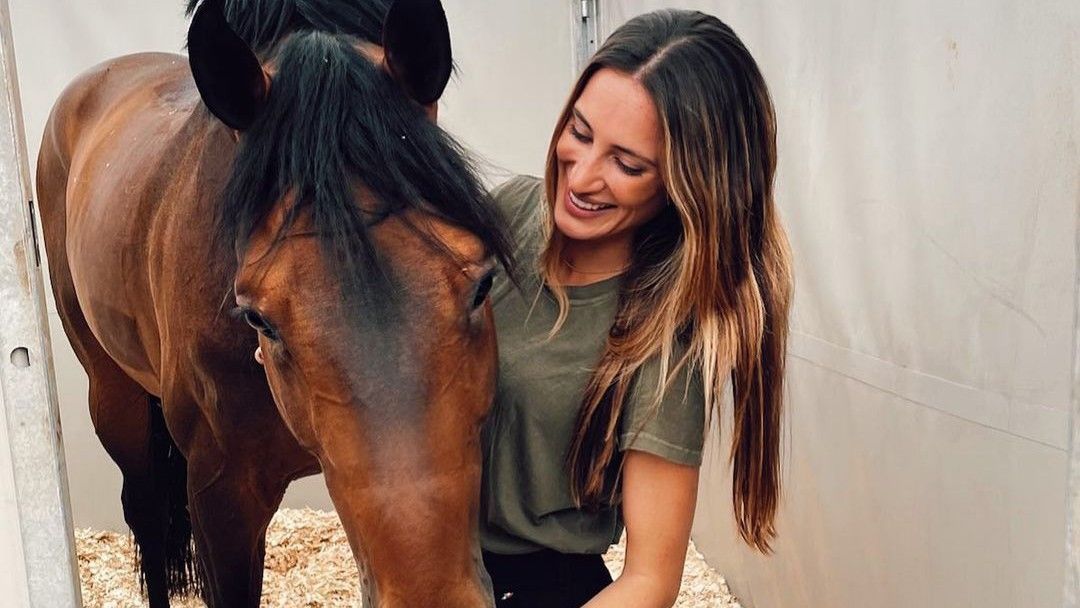 Jessica Springsteen, hija del 'Boss', acaricia su caballo