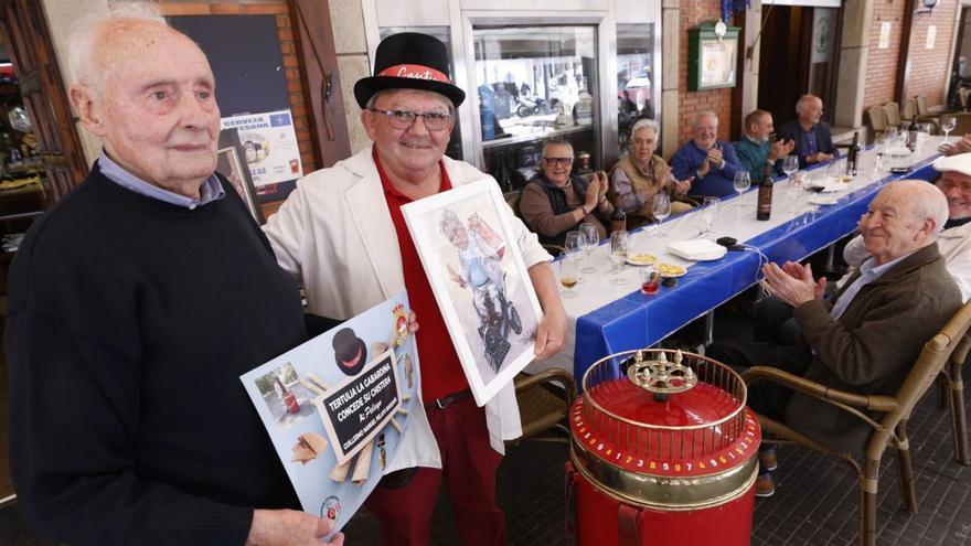En primer término, Arsenio Fernández, «Tito», y Guillermo Pelayo, en la entrega del premio, en la Cantina. | LUISMA MURIAS