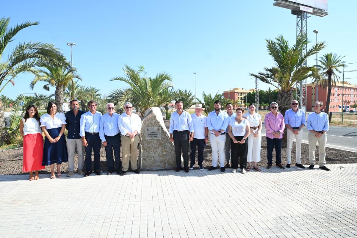 Corporaciones municipales de Elche y Guadix tras la inauguración del jardín