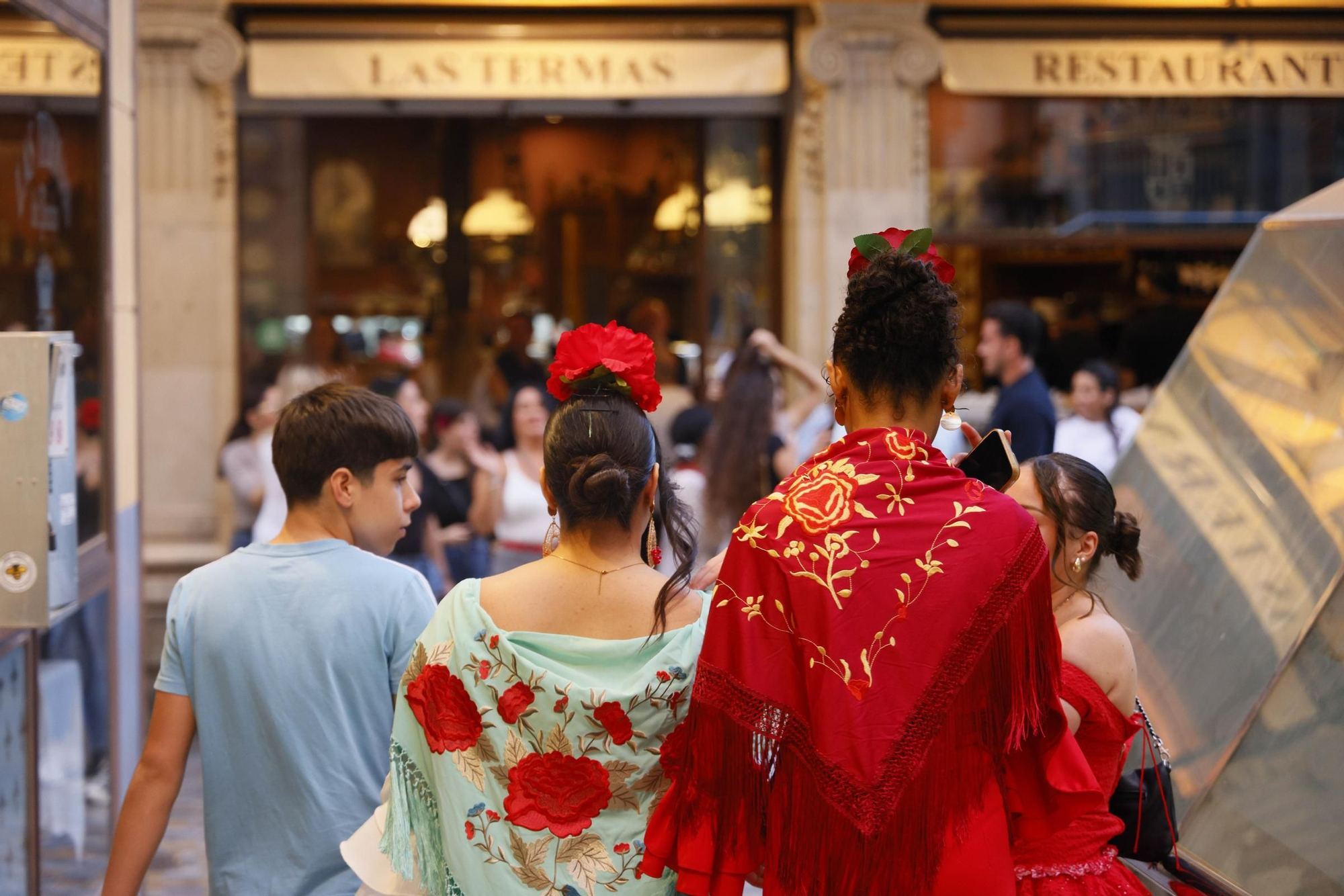 Ambiente durante el viernes por la tarde en las Cruces de Mayo de Cartagena