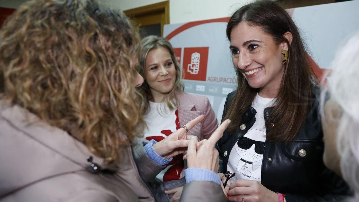 Lara Garlito durante el acto que celebro con los afiliados al PSOE en Coria